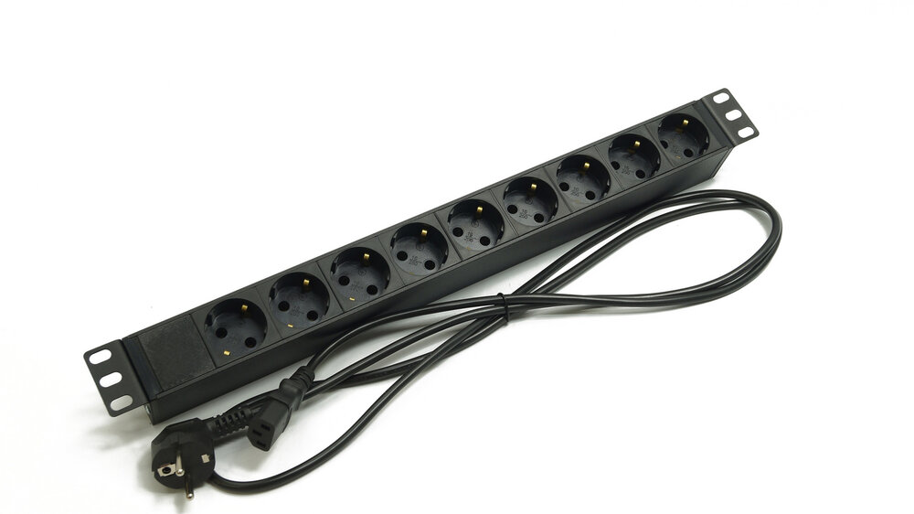 Блок розеток 19", 1U, 9 розеток Schuko, однофазный 10A, вход питания IEC 60320 C14