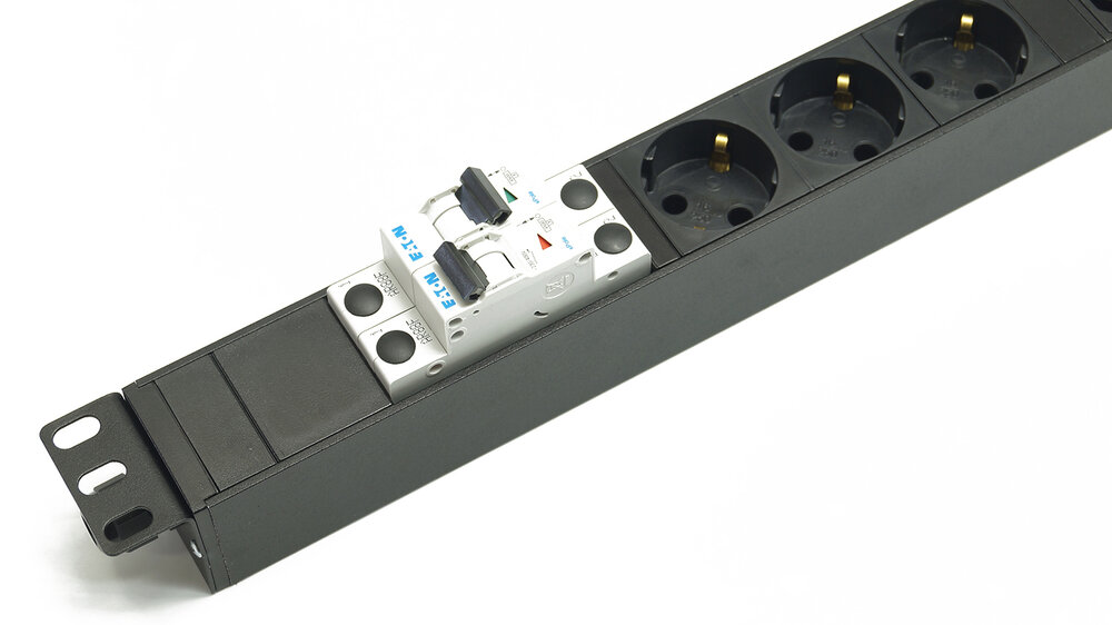 Блок розеток 19", 1U, 3 розетки Schuko, 4 розетки IEC 60320 C13, автоматический выключатель, однофазный 32A, клеммная колодка
