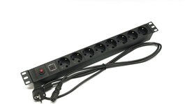Блок розеток 19", 1U, 8 розеток Schuko, индикатор напряжения, функция защиты от перегрузки, однофазный 10A, вход питания IEC 60320 C14