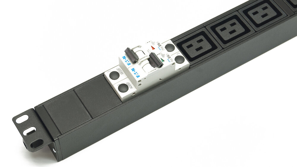 Блок розеток 19", 1U, 6 розеток IEC 60320 C19, автоматический выключатель, однофазный 32A, клеммная колодка