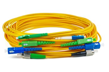 Управление оптоволоконными кабелями в серверной стойке